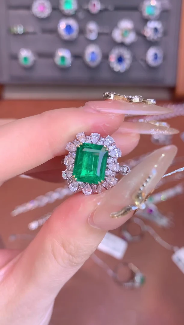 【闪购商品】祖母绿戒指18K金镶嵌3.45CT