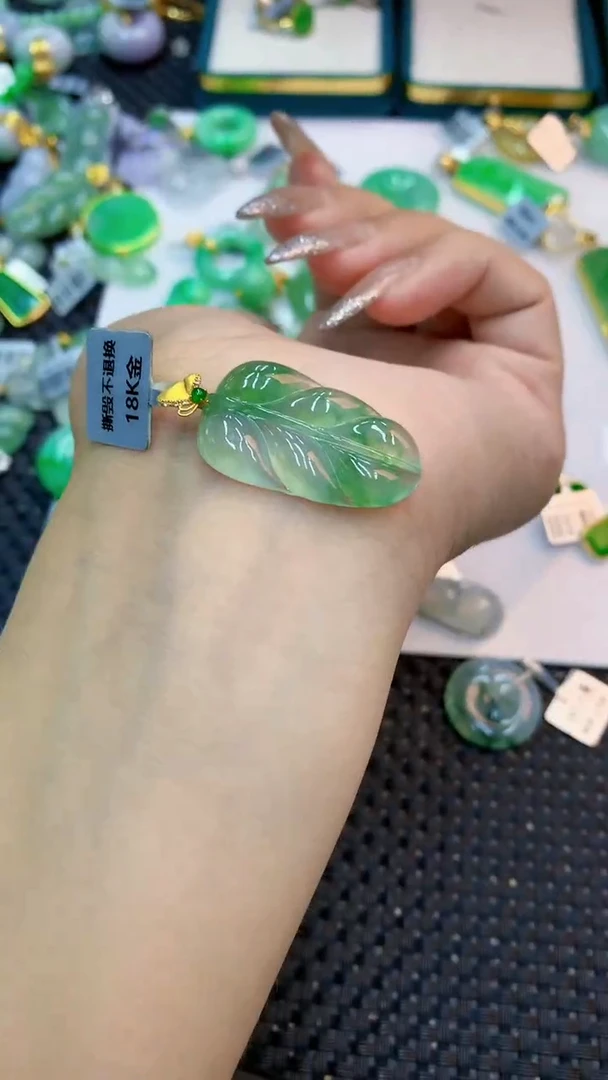 颈饰18K金镶嵌翡翠1