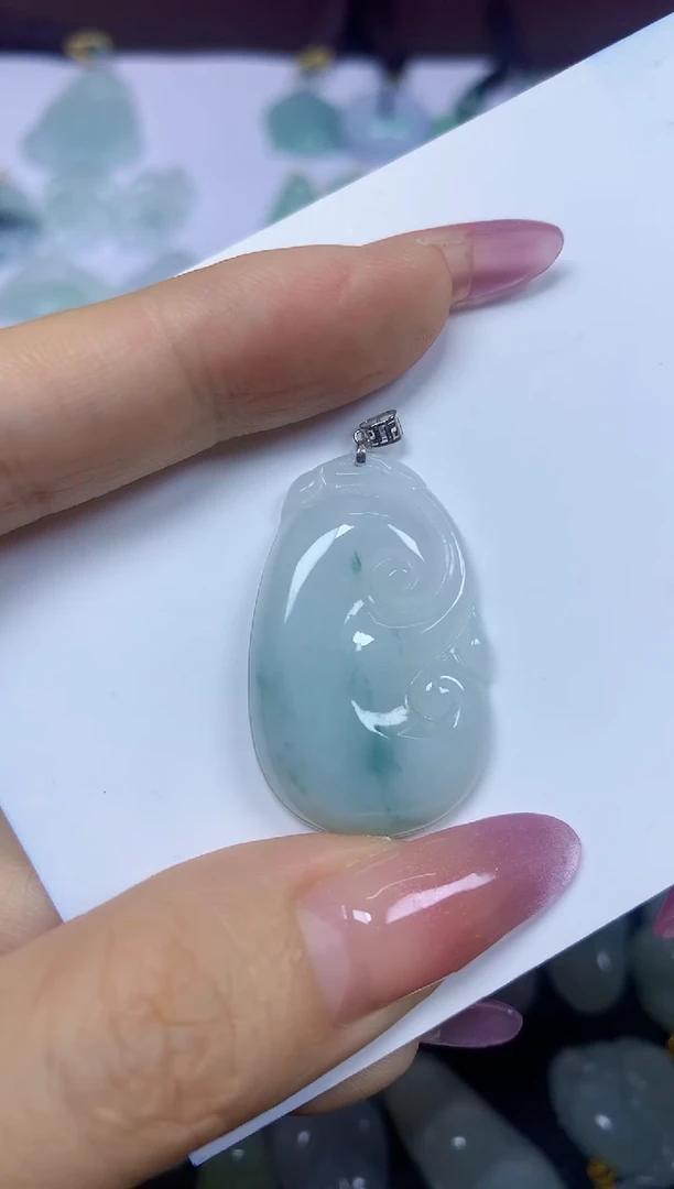 翡翠18K金镶嵌颈饰挂件