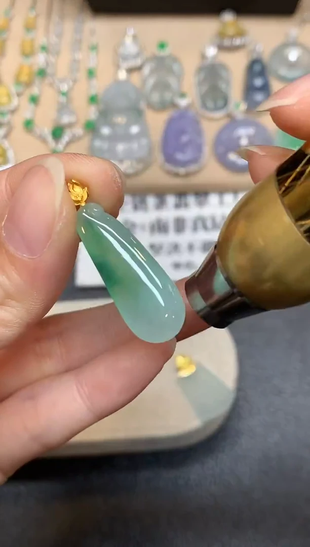 颈饰18K金镶嵌翡翠福瓜【无服务费