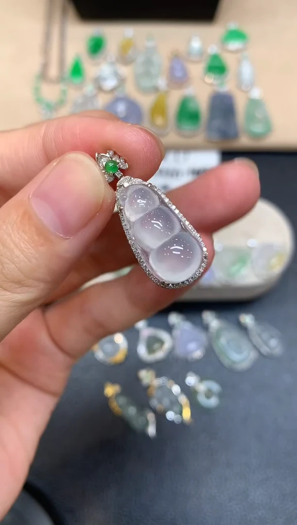 颈饰18K金镶嵌翡翠福豆【无服务费