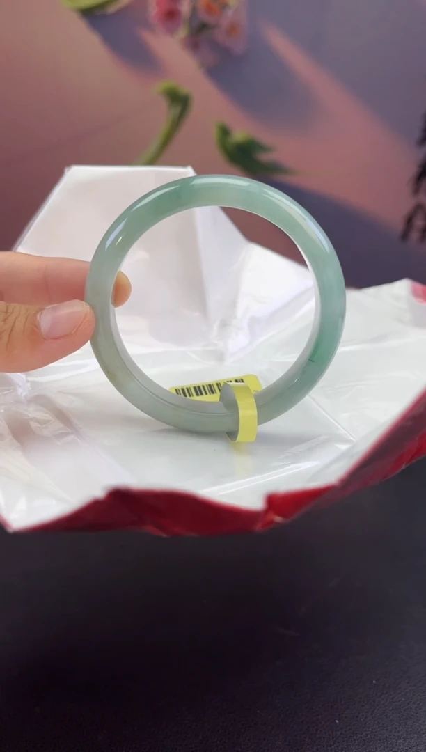 翡翠手镯未镶嵌翡翠手镯