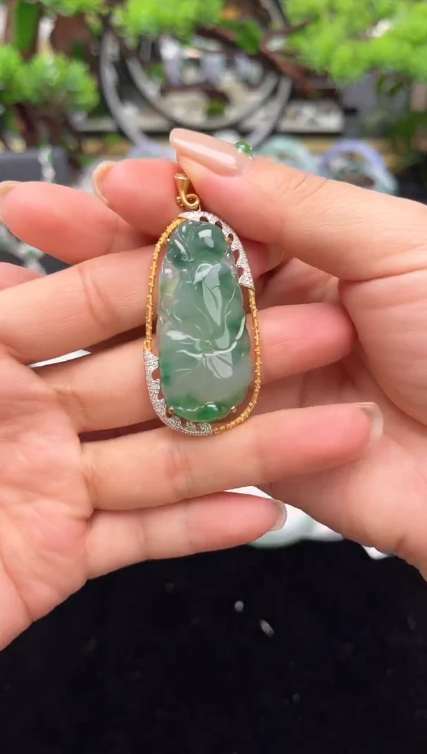 颈饰18K金镶嵌翡翠吊坠