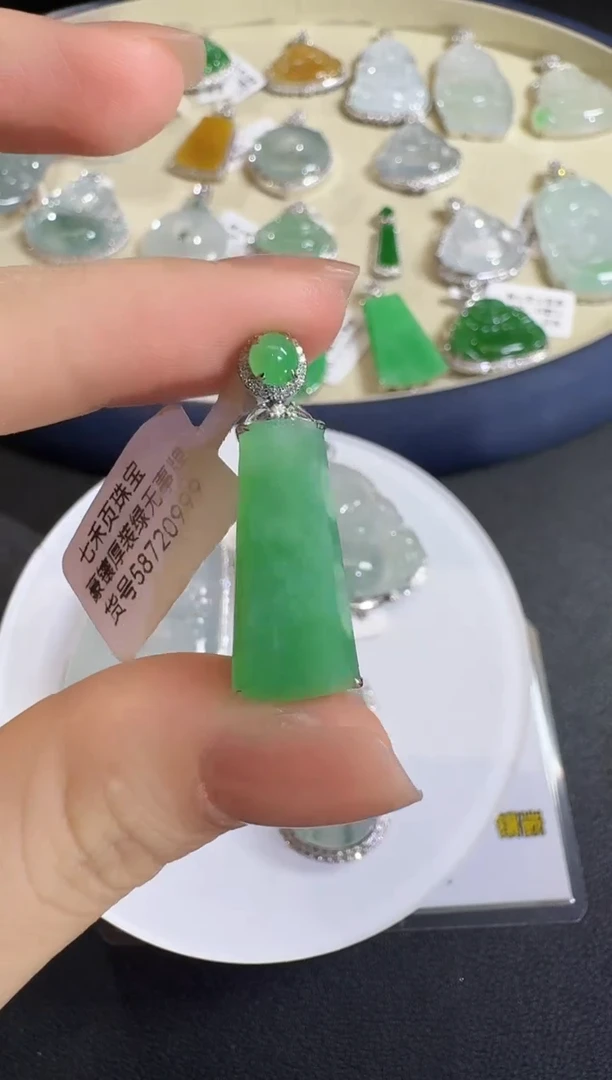 翡翠18K金镶嵌吊坠(不含链)【母亲节福利】钻石镶嵌