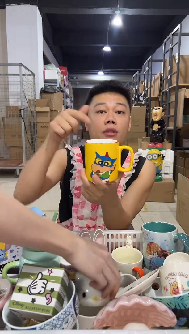 瓷片黄色小新超人水杯