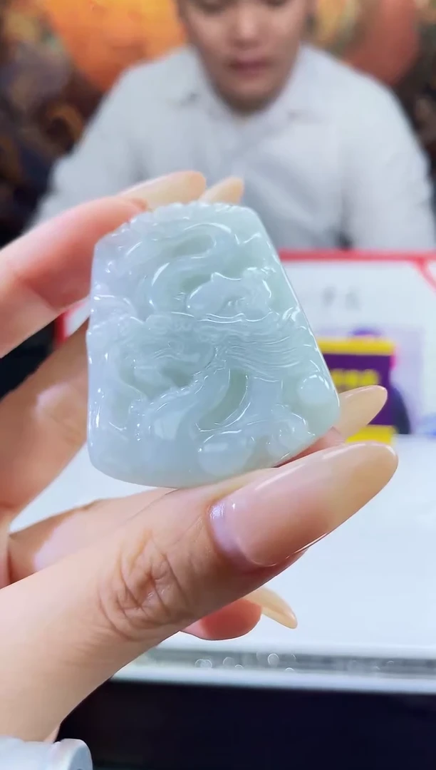 翡翠未镶嵌颈饰多样性发其一