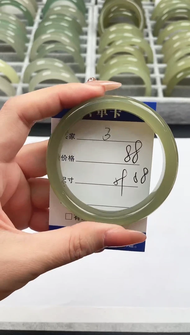 未镶嵌手镯石英质玉湖水绿