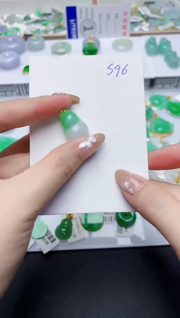 翡翠未镶嵌颈饰0000000000