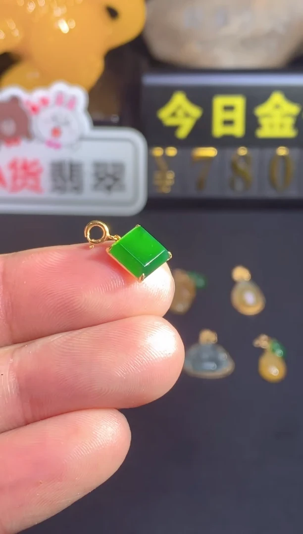 颈饰18K金镶嵌翡翠