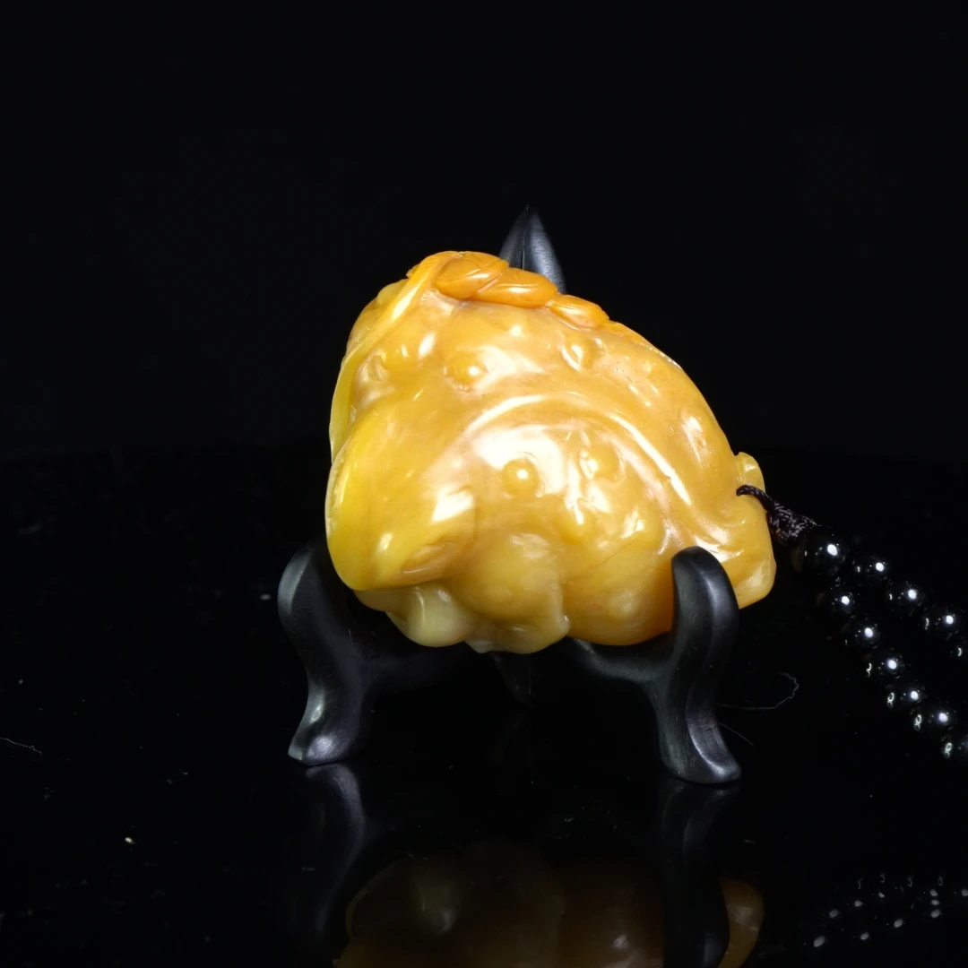 Lot.9.北部田黄三足金蟾手把件92.5克6.3x4.8x2.6cm