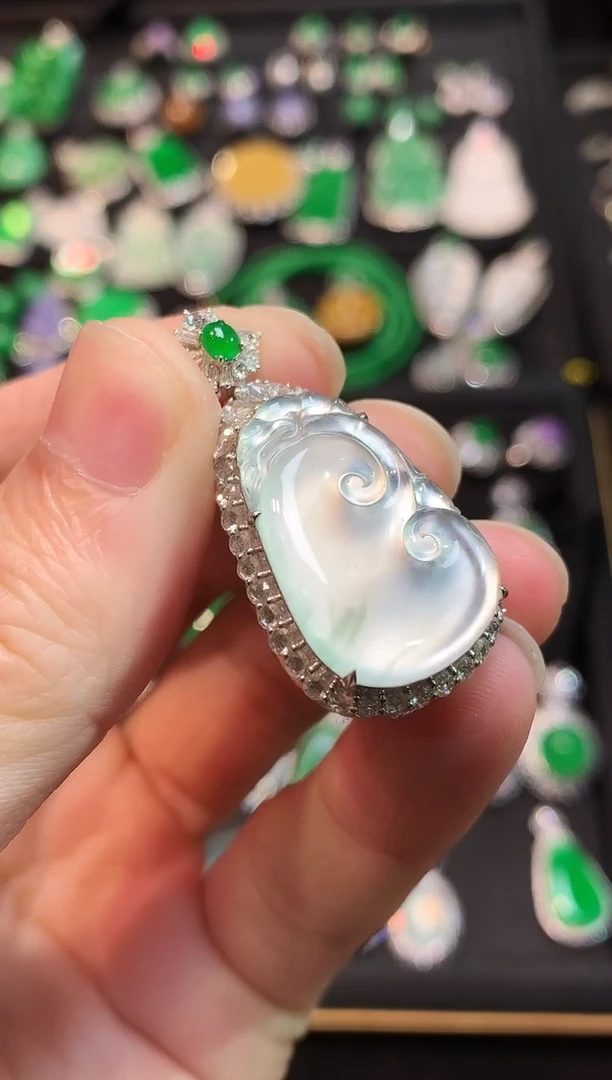 吊坠(赠链)18K金镶嵌翡翠玻璃种茅台白炸光如意吊坠