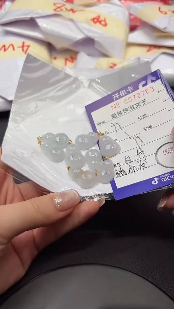 颈饰18K金镶嵌翡翠0072763随机发仅一件