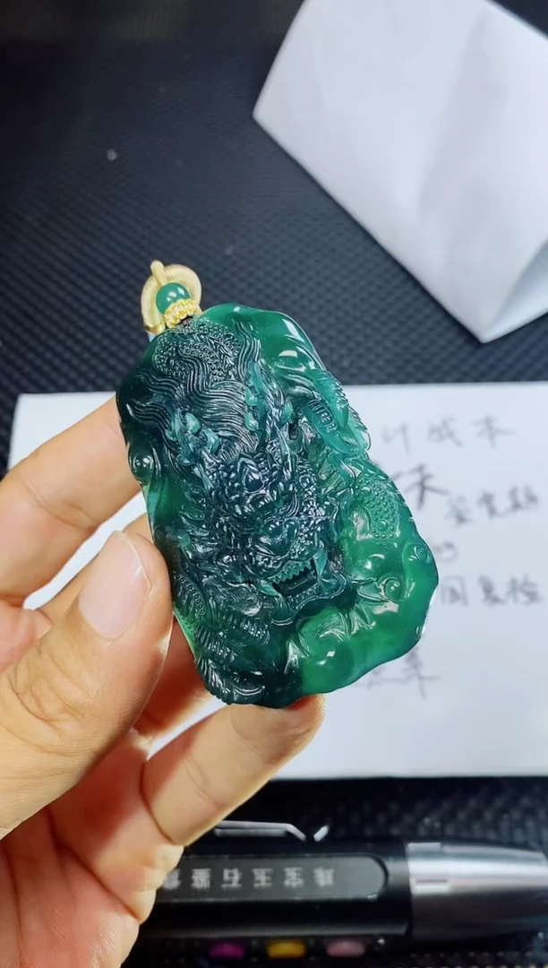 翡翠未镶嵌颈饰石*儿