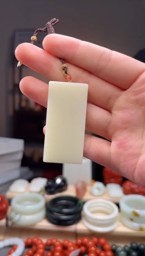 颈饰未镶嵌和田玉吊坠1