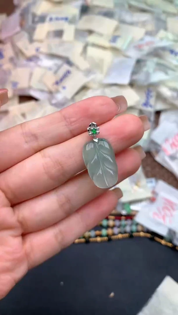 18K金镶嵌挂件翡翠一