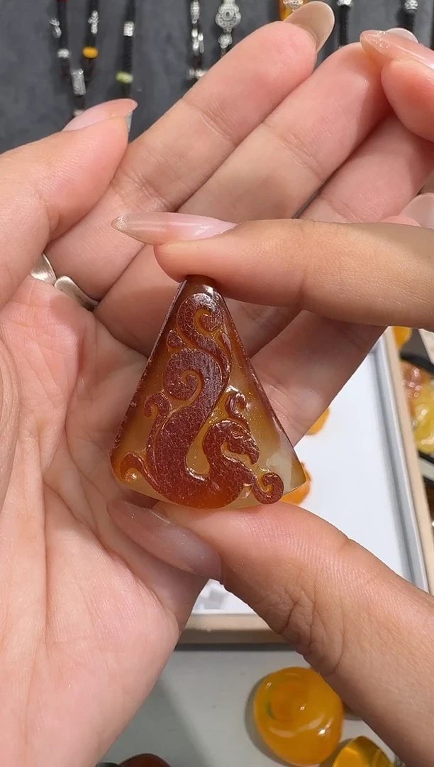 未镶嵌琥珀裸石白***床琥珀
