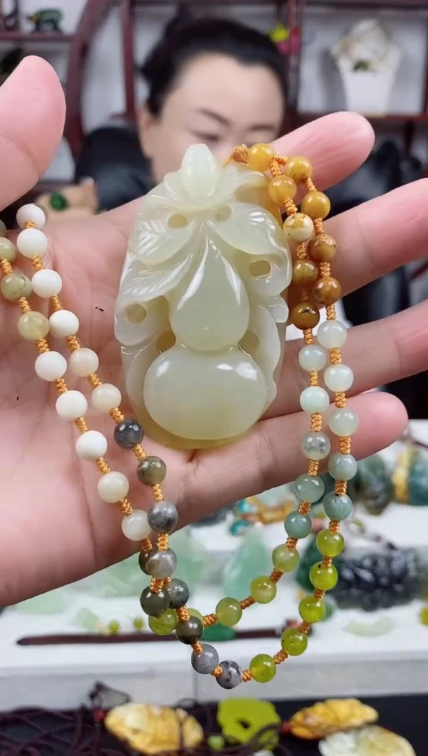 未镶嵌岫玉颈饰葫芦