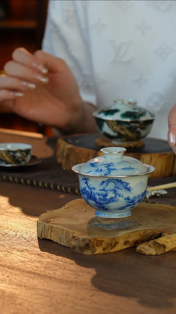包银青花山水盖碗...