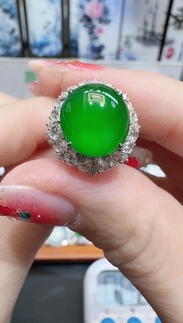 18K金镶嵌戒指翡翠三*寄售回流，24小时鉴赏期