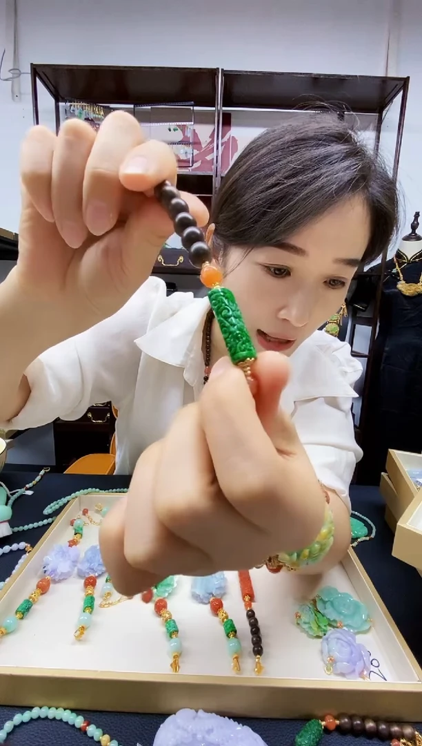 颈饰未镶嵌翡翠手串
