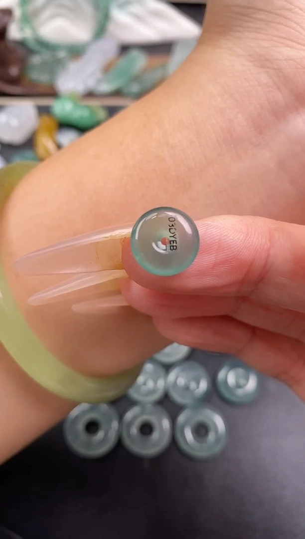 颈饰未镶嵌翡翠平安扣