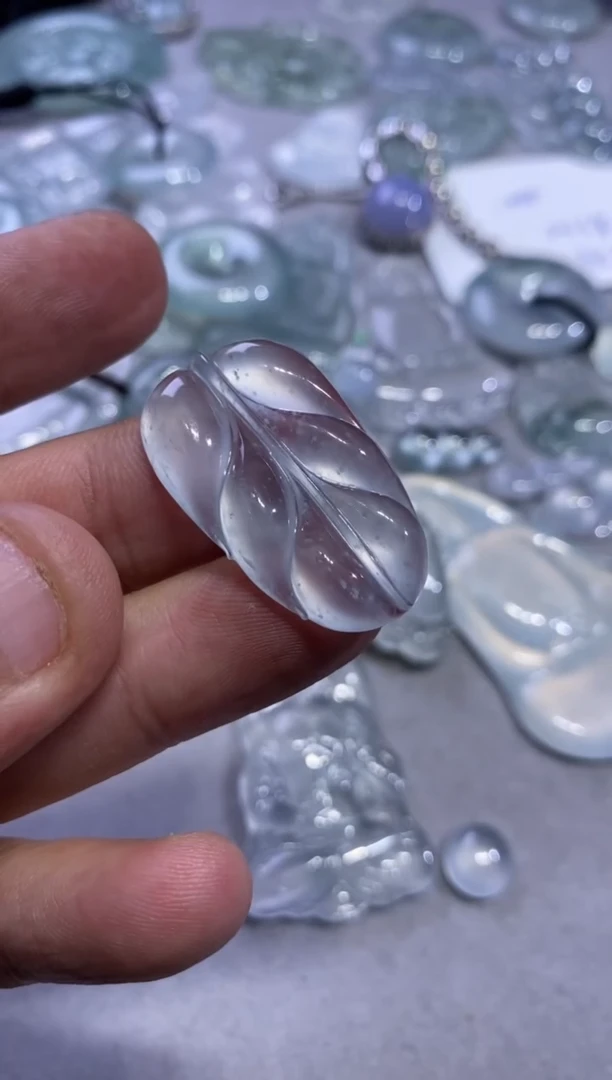 颈饰未镶嵌翡翠叶子28800  33.8  20.5  5.6