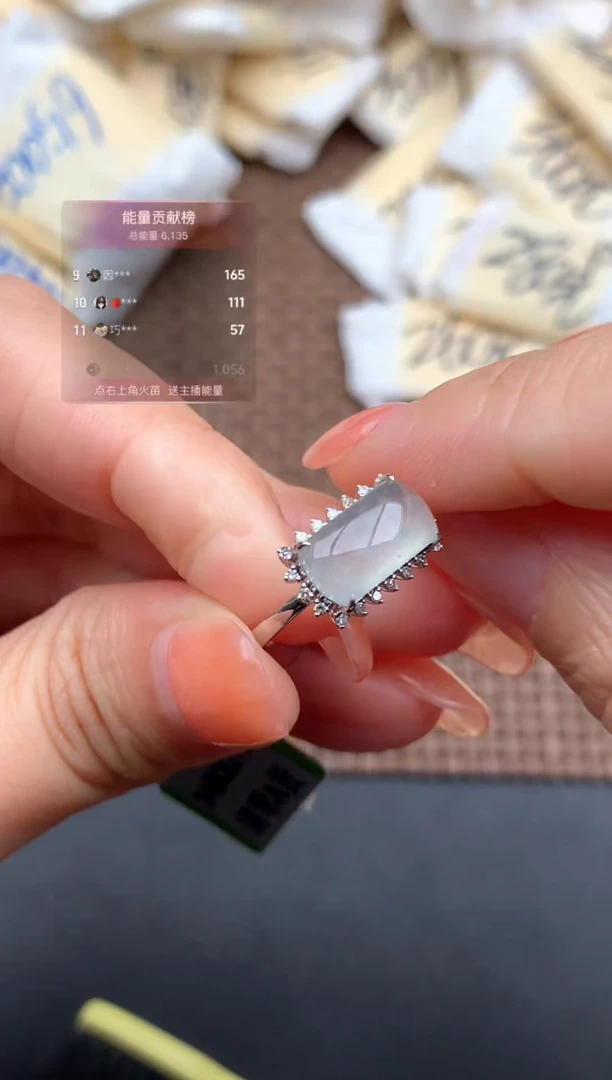 18K金镶嵌挂件翡翠一