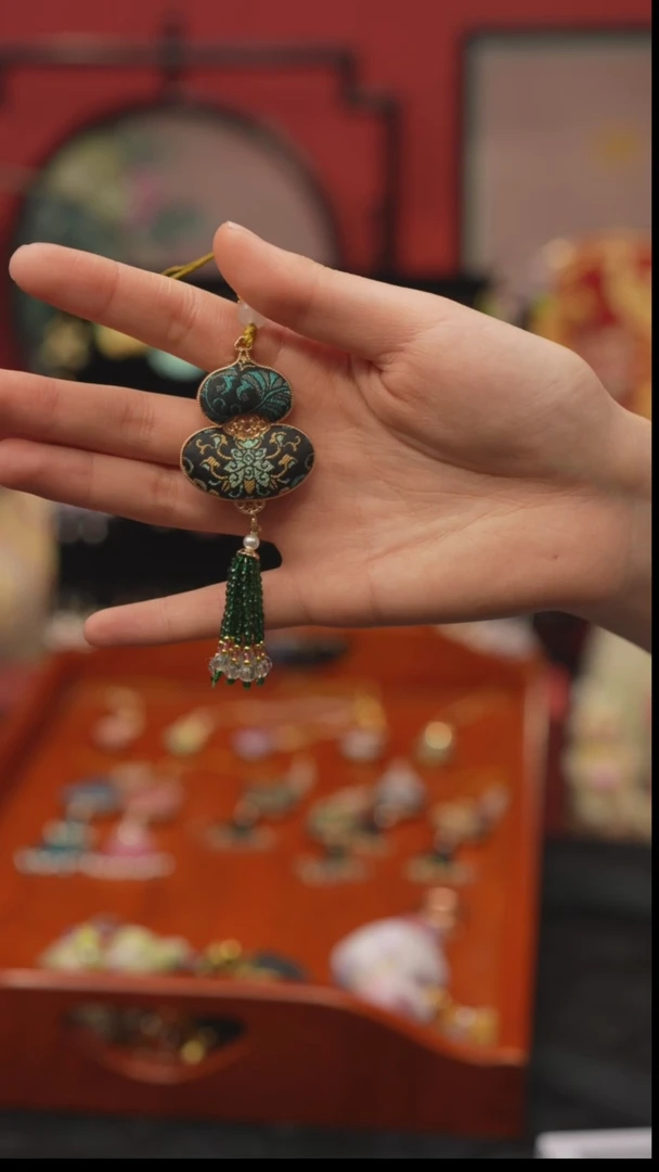 刺绣不**～非遗手工绒花饰品