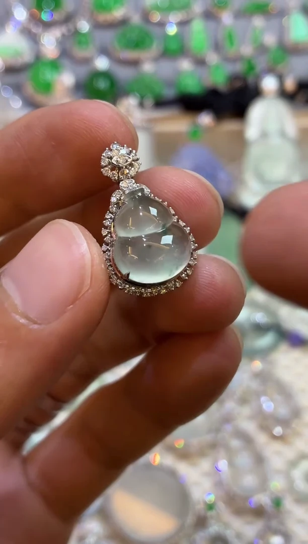 吊坠(不含链)18K金镶嵌翡翠葫芦