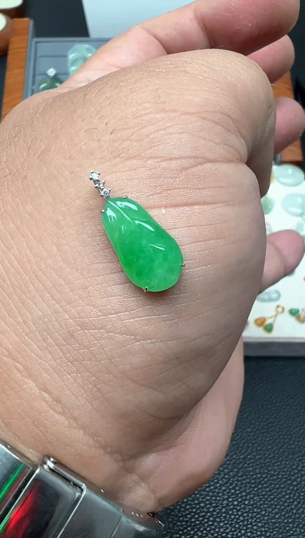 颈饰18K金镶嵌翡翠?****?叶子吊坠