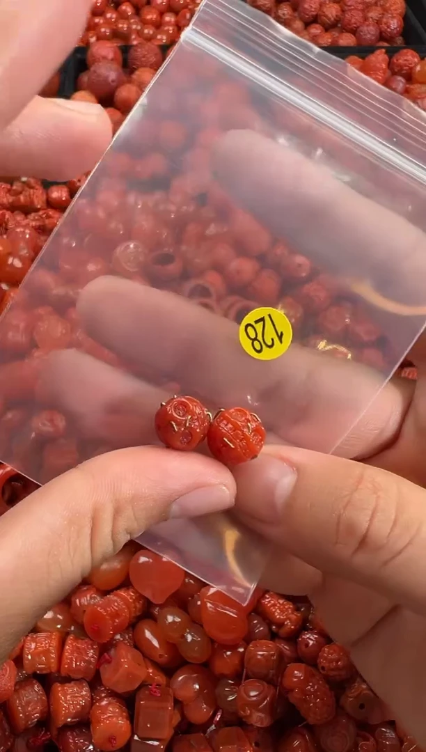 南红玛瑙未镶嵌颈饰1