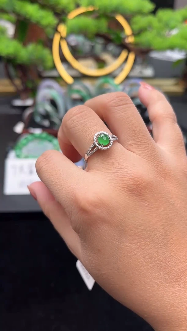 18K金镶嵌戒指翡翠戒指