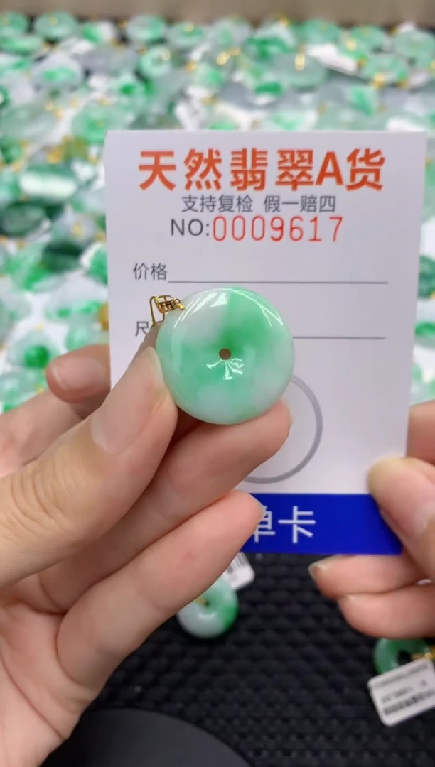 翡翠18K金镶嵌颈饰1111111111