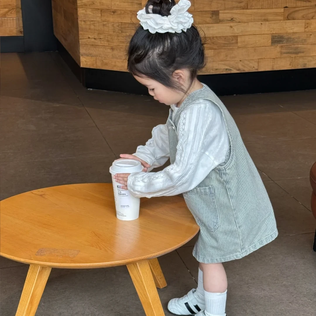 壹妈童装韩版2025春季新款女童洋气背带裙白色上衣打底衫儿童套装