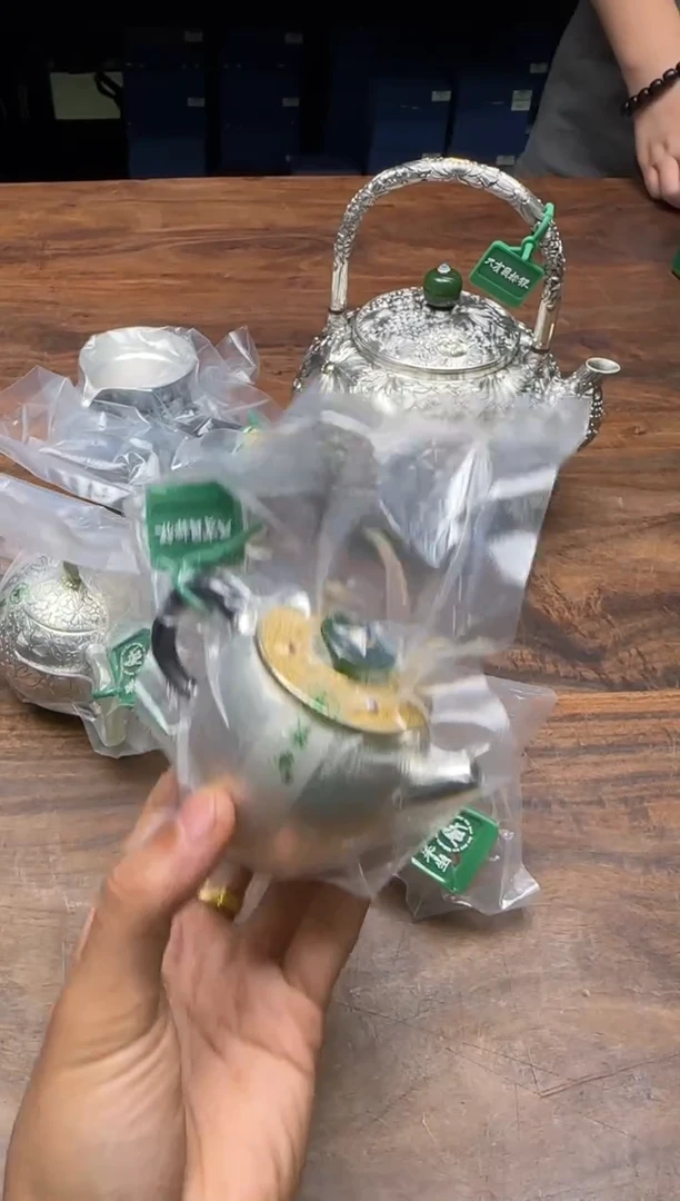 吴*长呆坐 鎏金掐丝嵌宝碧玉壶