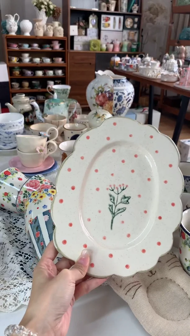 陶瓷红花绿叶8寸花瓣盘