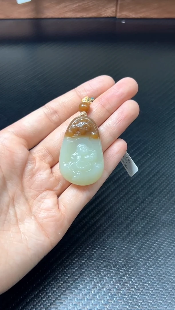 吊坠(赠链)未镶嵌和田玉若羌微色差 吊坠s