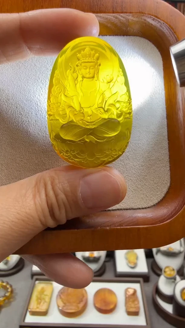 未镶嵌颈饰琥珀虚空藏菩萨