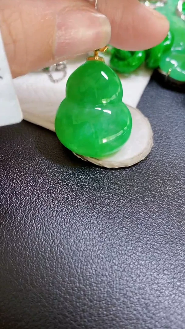 颈饰18K金镶嵌翡翠葫芦