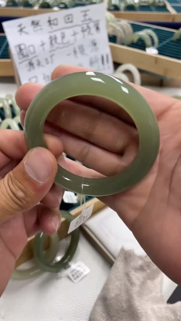 未镶嵌手镯和田玉嘟***?和田玉手镯66664