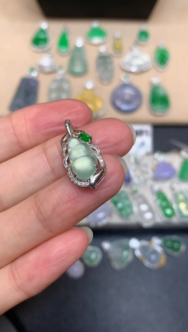 颈饰18K金镶嵌翡翠福豆【无服务费