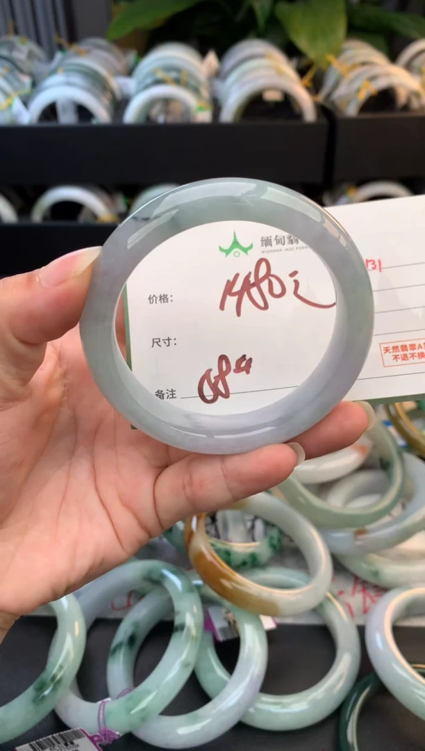 未镶嵌定制翡翠毛货需精细抛光+多人