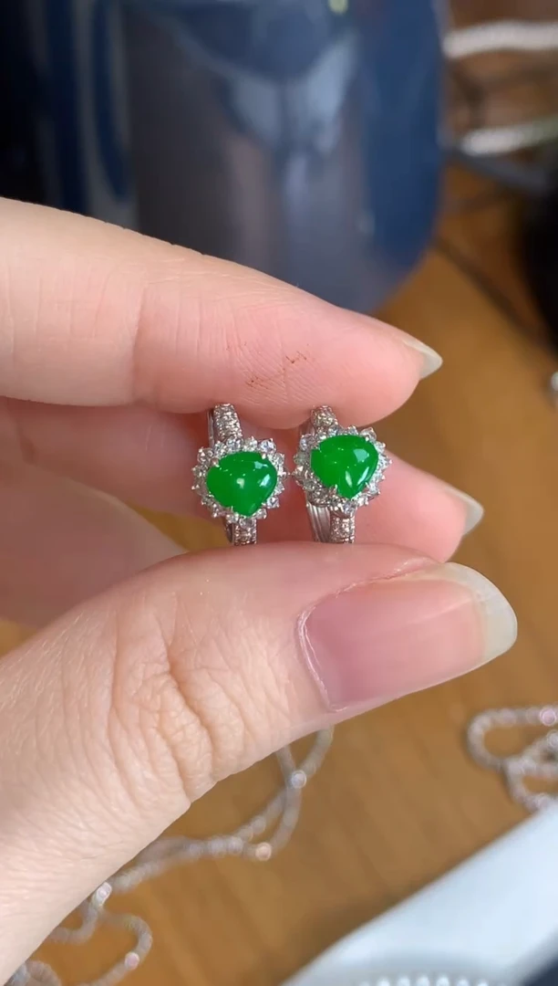 18K金镶嵌翡翠耳饰绿爱心耳包