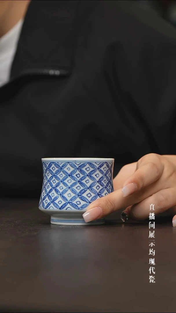 青花铜钱纹束腰杯