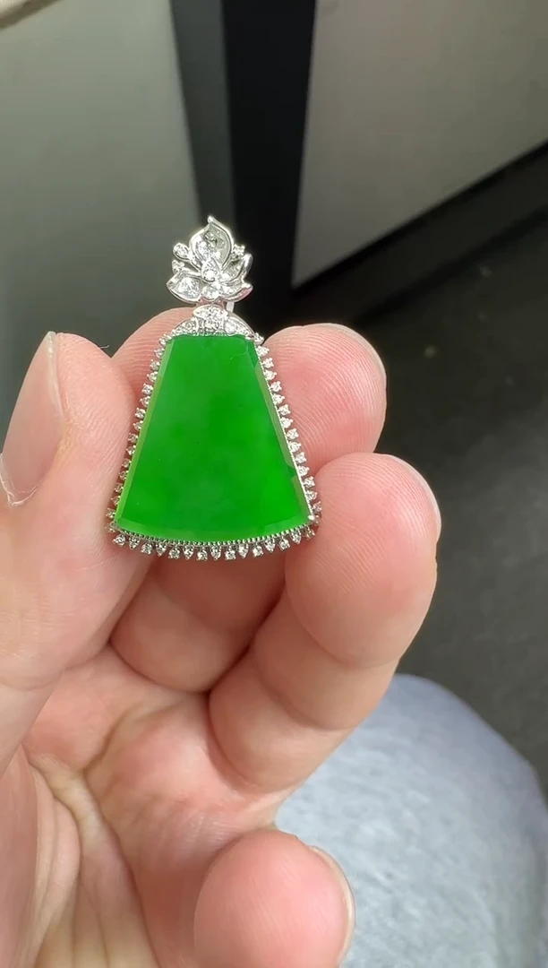 颈饰18K金镶嵌翡翠寄售回流，不退不换