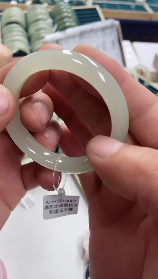 未镶嵌手镯和田玉R***芸和田玉手镯50F