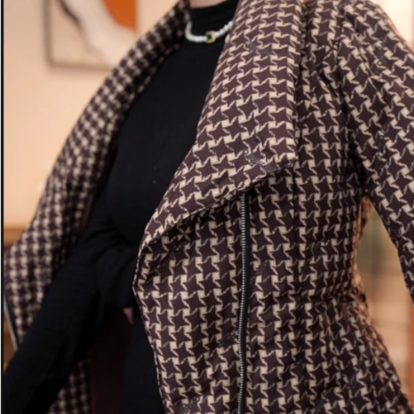 千鸟格羽绒服2024冬季新款上新咖色时尚大气减龄修身保暖外套