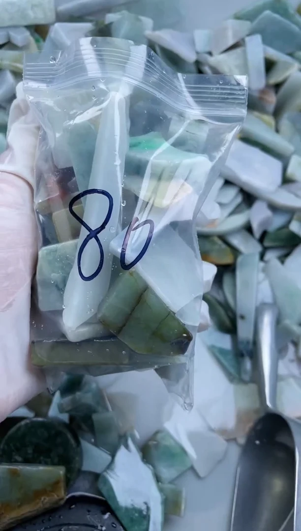 【闪购商品】翡翠颈饰未镶嵌天然翡翠边角大号500克80
