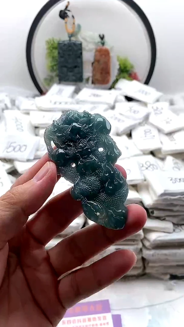 颈饰未镶嵌翡翠龙牌