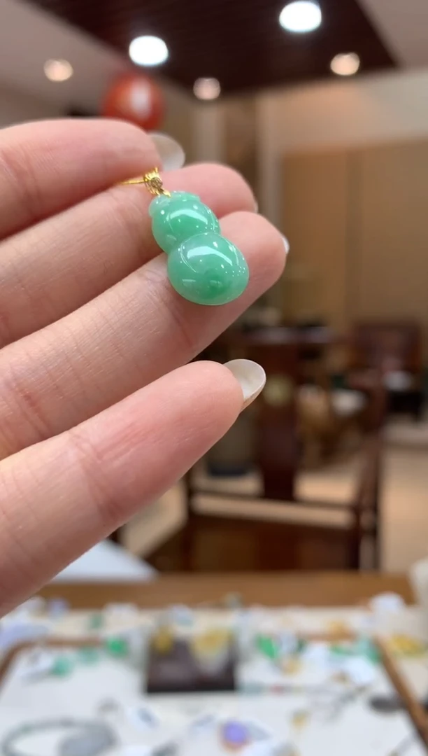 吊坠(不含链)18K金镶嵌翡翠葫芦